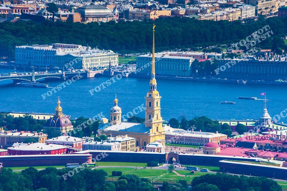 На этом фото показан вид с дрона на Санкт-Петербург, где в центре внимания находится величественная Петропавловская крепость. Кадр демонстрирует уникальную архитектуру города, гармоничное сочетание исторических зданий и городской набережной. Снимок подчеркивает культурное наследие и атмосферу музеев России, делая его идеальным для туристических изданий, коллекционеров и всех, кто ищет качественные фотографии северной столицы. Отличный выбор для продажи изображений Петербурга или использования в промо-материалах.